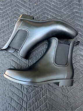 a new  day Target Rain Boots Black Label Tag - Size 8 for women